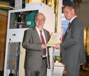 Prof. Dr. Feist (links im Bild) überreicht Peter Sønderskov, Export Director des dänischen Herstellers NILAN das Zertifikat für das Wärmepumpenkompaktgeräkt