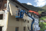 Der 300 Jahre alte Mayerhof in Tirol erhielt bei der Sanierung nach EnerPHit-Prinzipien eine vorgefertigte Dämmung aus Holzfaserplatten. © Michael Flach 