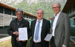 Zertifikatsübergabe mit dem Architekten Raimund Rainer, Prof. Dr. Wolfgang Feist, und MPreis-Geschäftsführer Hansjörg Mölk. Foto: PHI