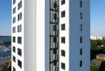  Der Ken Soble Turm in der kanadischen Hafenstadt Hamilton nach der energetischen Sanierung. Das 18-stöckige Wohngebäude erhielt als erstes Großprojekt in Nordamerika das Zertifikat für den EnerPHit-Standard. © Double Space Photography